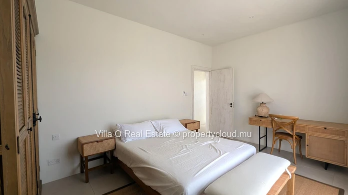 Séduisante maison au look sophistiqué, grâce aux matériaux noble et finitions haut de gamme. La piscine au sel est su...