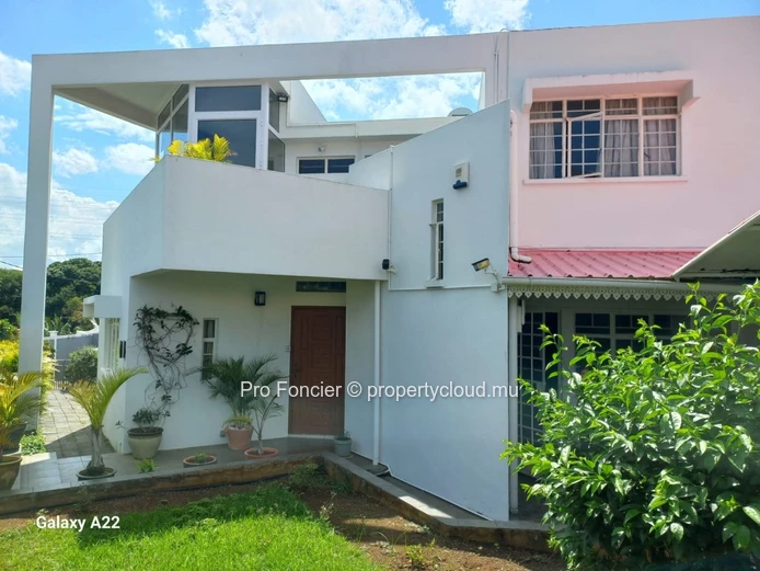 House for sale in Rose-Hill - Charming & Peaceful Setting