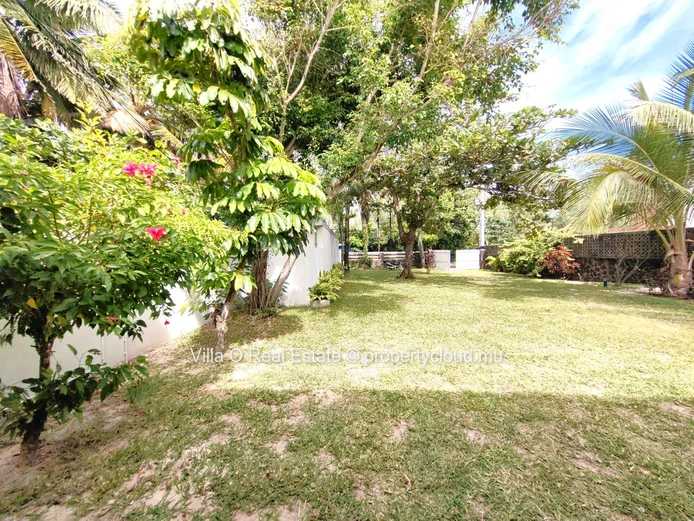 Dispo au 15 Janvier. Jolie pieds dans l'eau privatif pour cette belle villa spacieuse, fraichement rénovée, fonctionn...