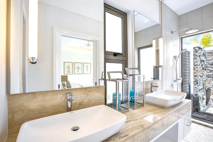 Luxurious contemporary 4-bedroom villa - Prestigious estate!