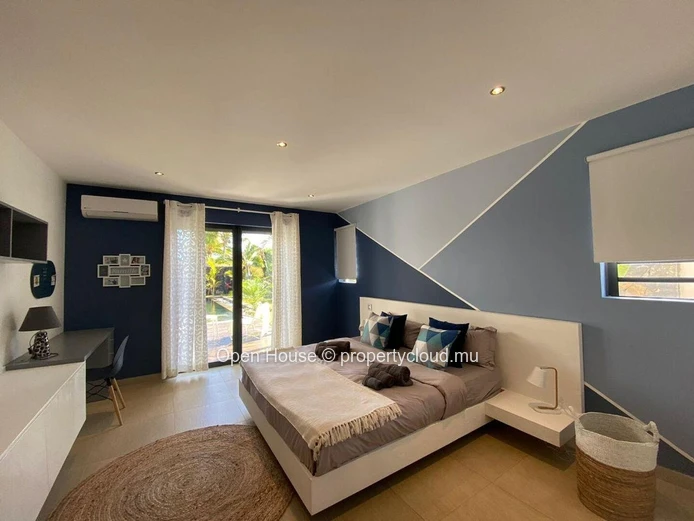 Villa d'architecte de 400m2, terrain de 1210m2, 5 chambres en suite dont master, mezzanine, piscine, magnifique jardi...