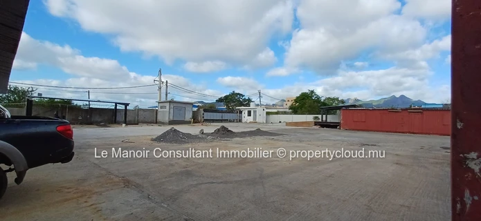 Entrepôt neuf de 450 m2  hauteur au plafond 9m situé dans la zone industriel a la Tour Koenig, proche des axes routiers.