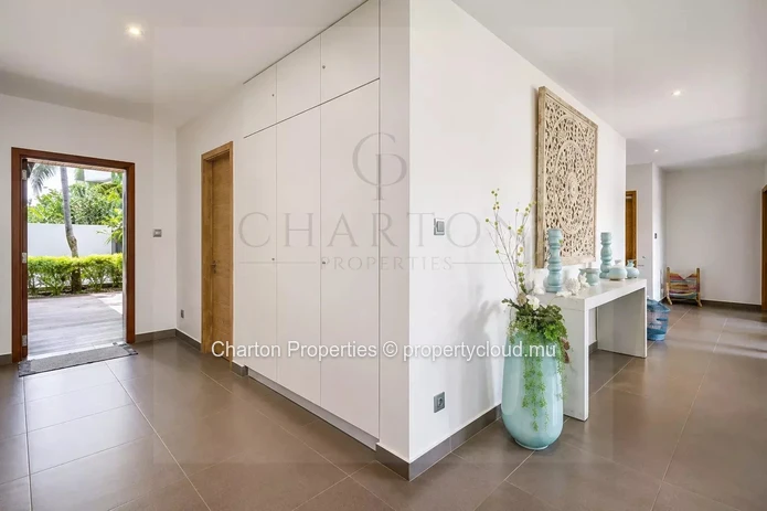 3 bedroom villa with private pool in a privileged residential environment