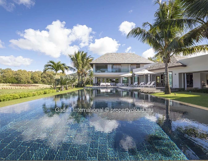 Investissez dans cette superbe Villa luxueuse avec vue golf et vue mer dans l'est de l'Ile Maurice