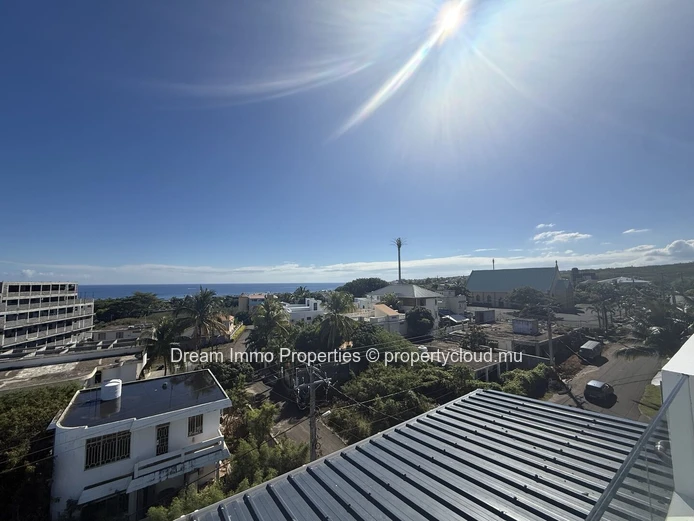 Penthouse meublé de 2 chambres avec rooftop privé & vue mer à Flic en Flac – Ile Maurice