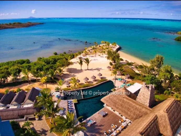 Luxueuse et moderne maison de ville de 4 chambres à louer à 90 000 Rs/mois - Azuri, Roches Noires