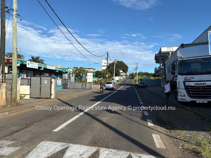 Terrain 372 m² à La Marie — proche arrêt de bus, écoles, commerces