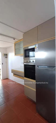 Ideal house for remote work with office, private pool, close to beach, shops and public transport.