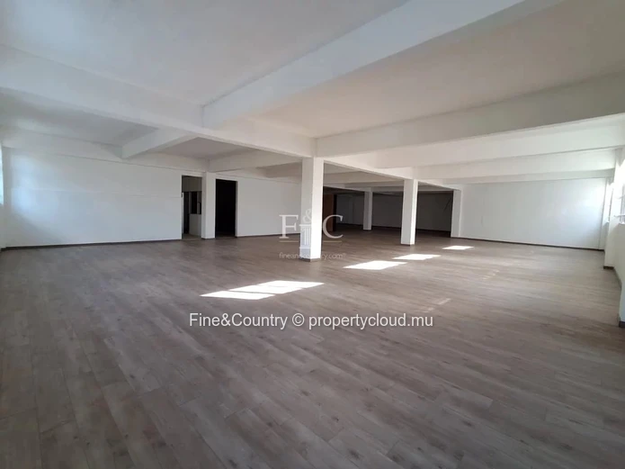 À Louer – Espace Commercial de 1,050 m² au cœur de Port Louis