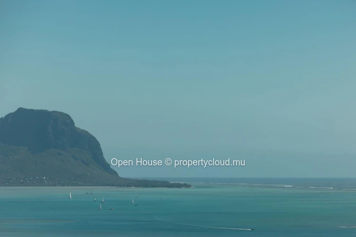PDS VILLA for sale in Tamarin, 455m² surface area, 4 bedrooms, swimming pool.