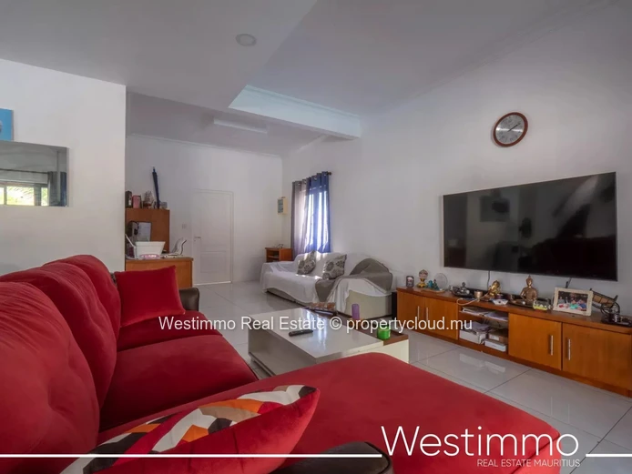 4-bedroom house with cinema and pool for rent in Flic en Flac