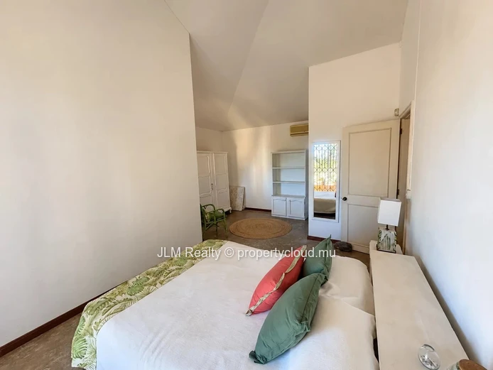 À vendre à Tamarin, Île Maurice : villa avec piscine sur 2 068 m² et vue dégagée sur Le Morne et l’océan