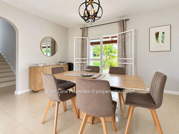 Spacious 4 bedroom family home for rent with pool and garden