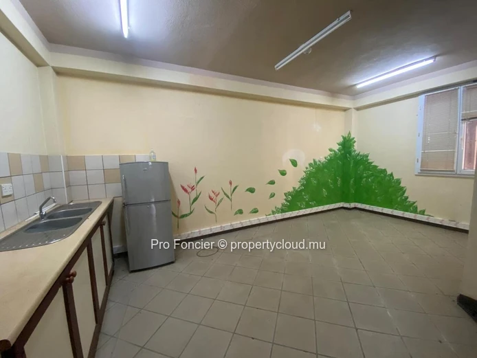 Office for rent in Trianon - Warm and Accessible 151 m² Office Space for Rent with Parking & Highway Access.