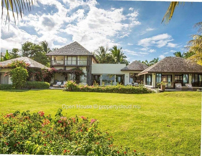 Villa pieds dans l'eau au coeur du prestigieux domaine de ANAHITA.