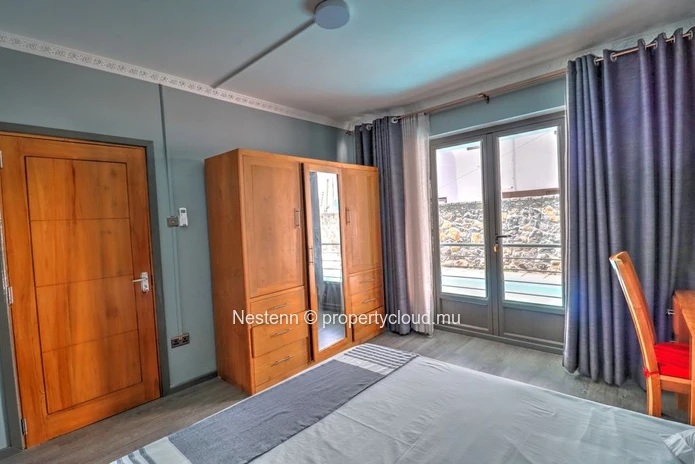 Appartement moderne de 2 chambres avec salle de bains privative et piscine
