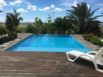 A vendre villa d'architecte de 500 m2 habitable sur 1500 m2 de terrain avec piscine à débordement et vue panoramique ...