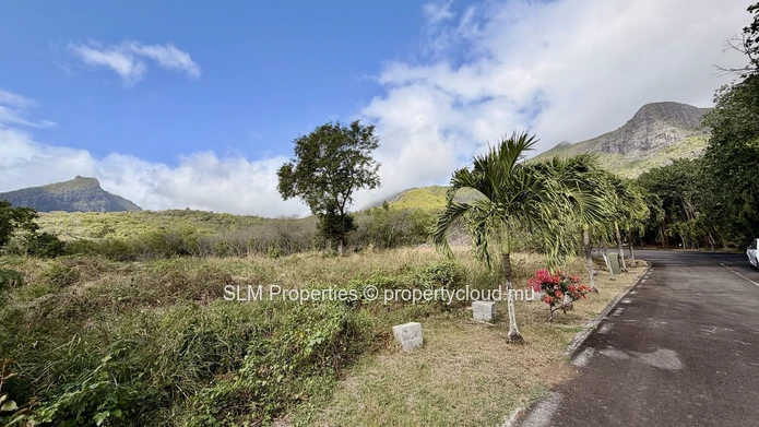 Terrain résidentiel de 1 374 m² à vendre à Pailles