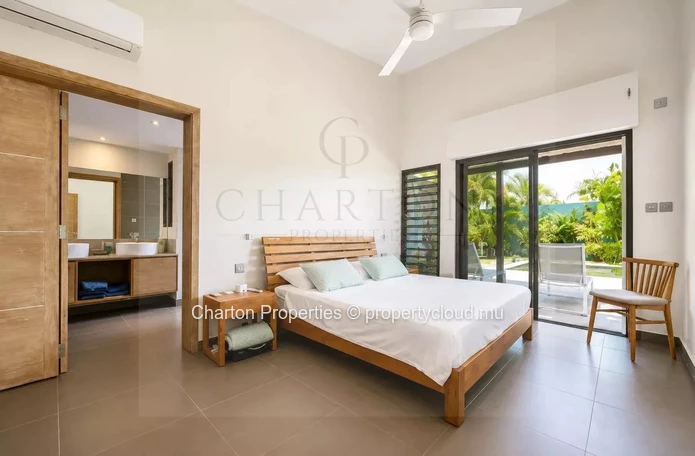 3 bedroom villa with private pool in a privileged residential environment