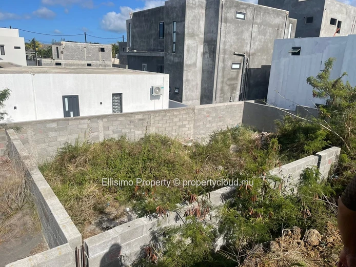 À vendre – Terrain avec fondations et construction déjà entamée