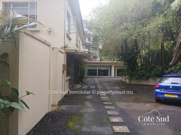 Spacious 400 m² offices in Floréal – 8 modern rooms