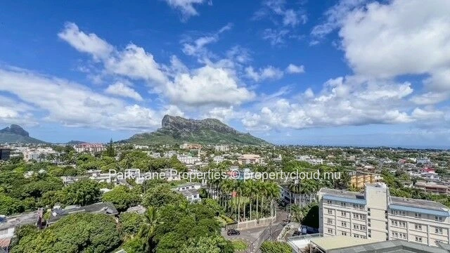 Superbe appartement moderne de 330 m² avec vue imprenable sur la montagne et la mer