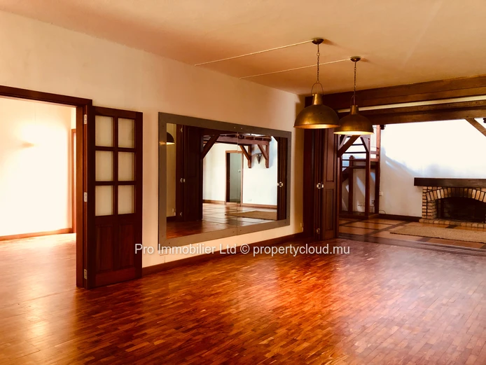 House in the prestigious diplomatic enclave of Avenue King George V, Floréal. FOR RENT