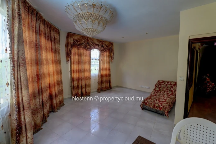 Traditional 5 bedroom house with swimming pool and garden 