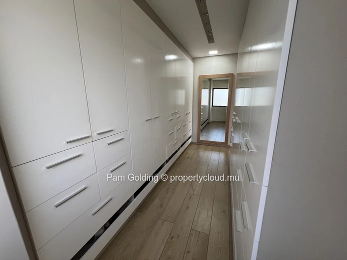 Penthouse de 4 Chambres en Bord de Rivière à Tamarin – Accès Direct à la Plage & Terrasse avec Jacuzzi Privé