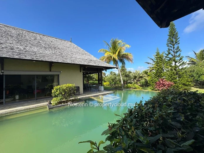 Exceptional villa in the heart of a private estate