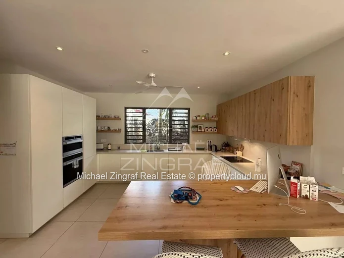 Élégante Villa 4 Chambres avec Piscine Privée à Forêt Daruty