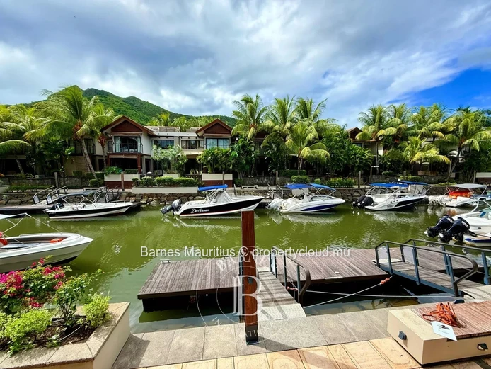 RIVIÈRE NOIRE – Marina duplex with private mooring – 3 bedrooms