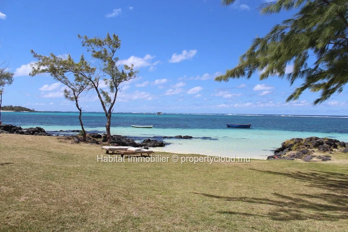 A louer - Magnifique penthouse pieds dans l'eau meublé et équipé de 150 m² situé à Belle Mare 