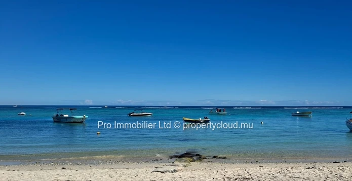 Opportunité Rare , Villa Pieds Dans L'eau À Vendre À Trou Aux Biches
