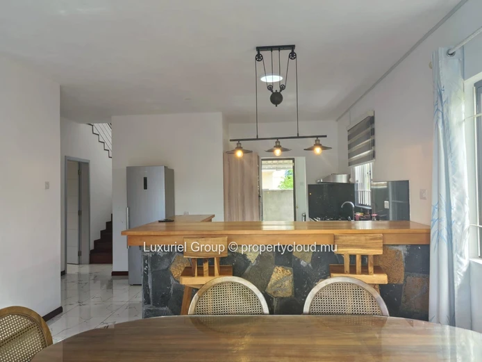 Villa Spacieuse avec Piscine Privée, Rooftop et Sécurité – Mont Choisy