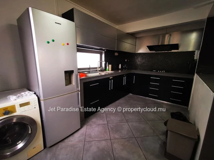Appartement à vendre à Flic en Flac, 100m², terrain 190m², 2 chambres, parking, balcon, climatisation. Prix : Rs.