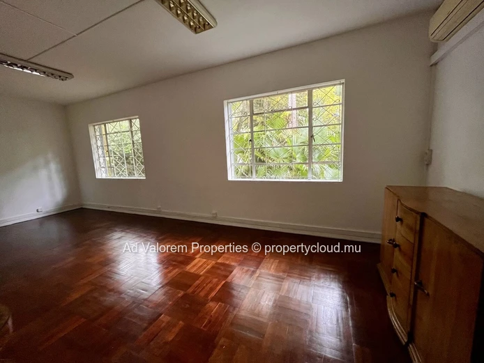 À Vendre : Grande Maison Familiale de Charme – Plein Cœur de Moka | 288 m² habitables • Terrain clos de 2 830,34 m2