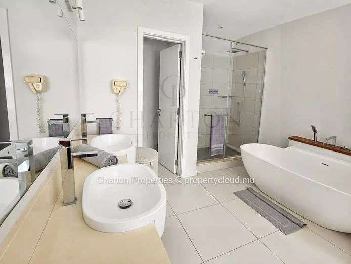 Appartement contemporain de 3 chambres avec vue sur la rivière et le lagon