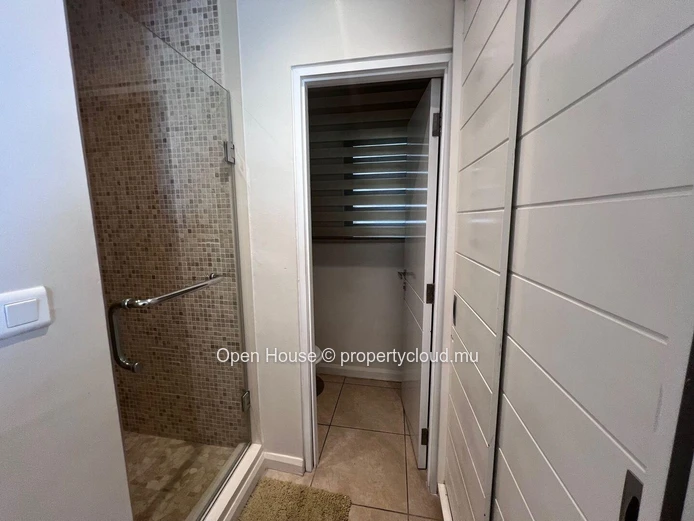 Penthouse pieds dans l'eau, vue panoramique sur la mer et la plage de trou aux biches, 3 chambres en suite. Piscine.