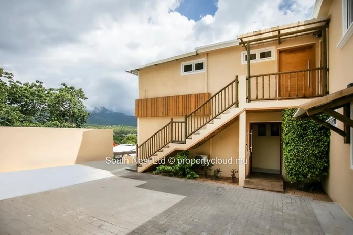 Contemporary 2-Bedroom West Coast Apartment with Panoramic Mountain Views