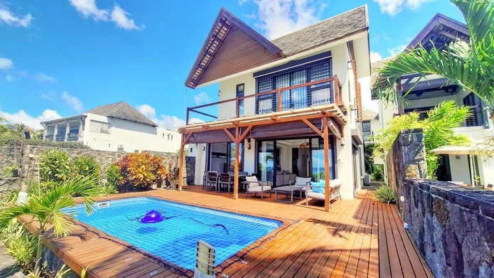 Elegant 4 bedroom seafront villa
