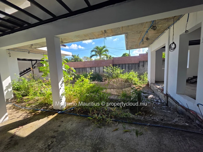 Luxury Contemporary Villa to Complete
