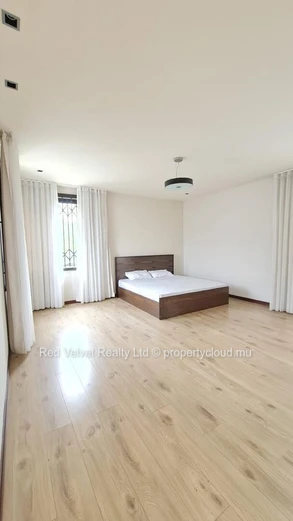 Maison meublée à louer à Ebène, 400m² habitables sur un terrain de 700m². Services et commodités à proximité. Prix Rs...