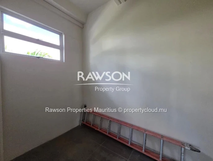 71.8 M² Office | Reception | Parking | Meeting Room | Security | Solitude