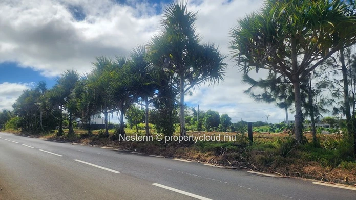 Spacious 2400 m² land close to amenities