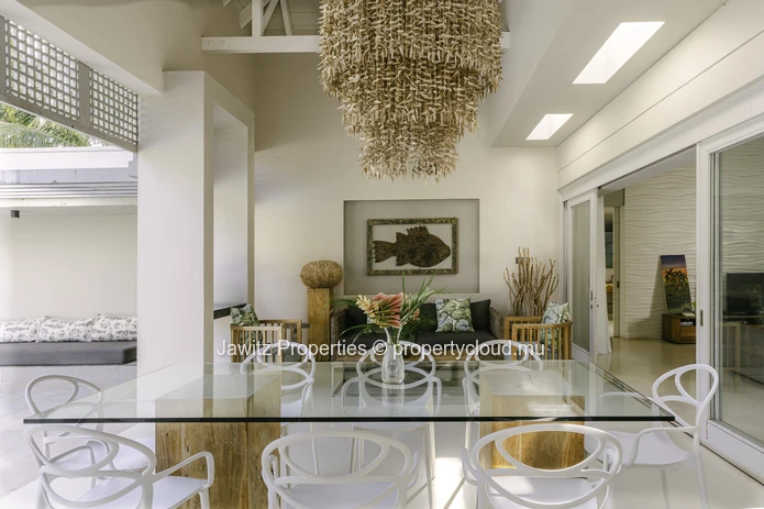 A magnificent villa graced with a beautifully manicured garden!