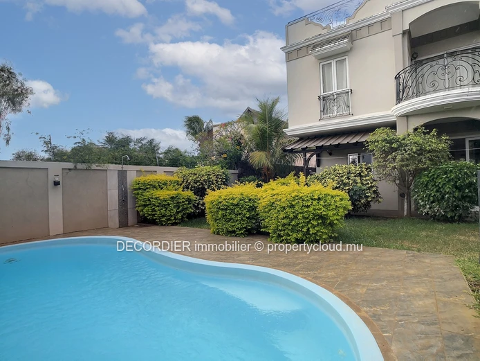 Detached house with swimming pool