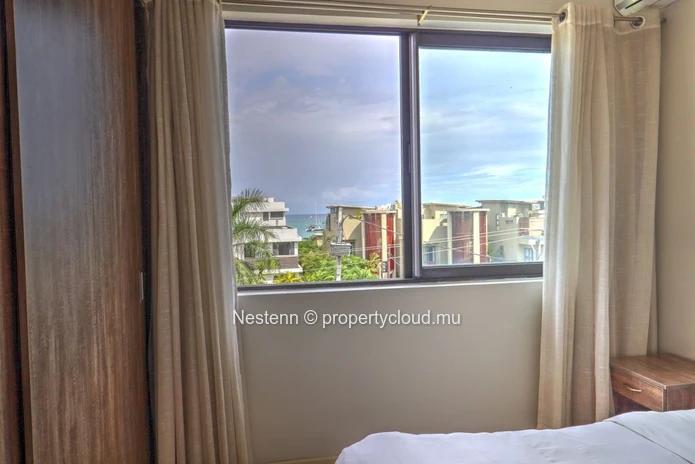 Bel appartement de trois chambres avec terrasse et vue sur la mer