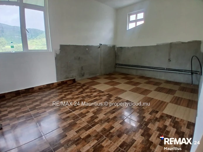Spacious 5-Bedroom Family Home with Stunning Mountain Views