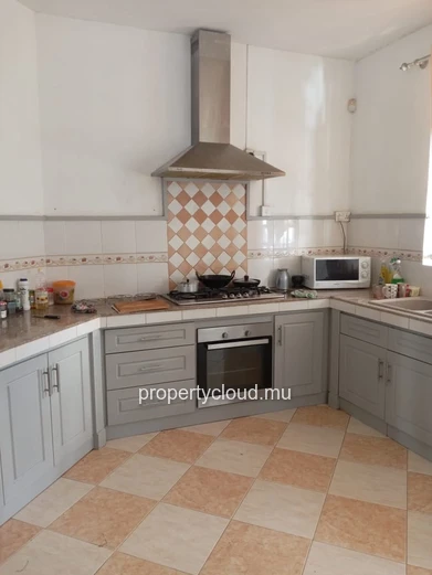 A vendre : Villa avec 2 appartements à 2 Minutes à Pied de la Plage de Mont Choisy